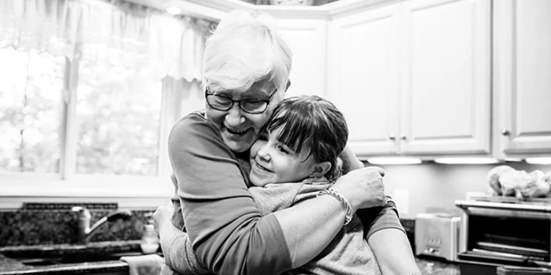Τα παραμύθια είναι η «γλώσσα» που φέρνει κοντά τα παιδιά με τη γιαγιά και τον παππού