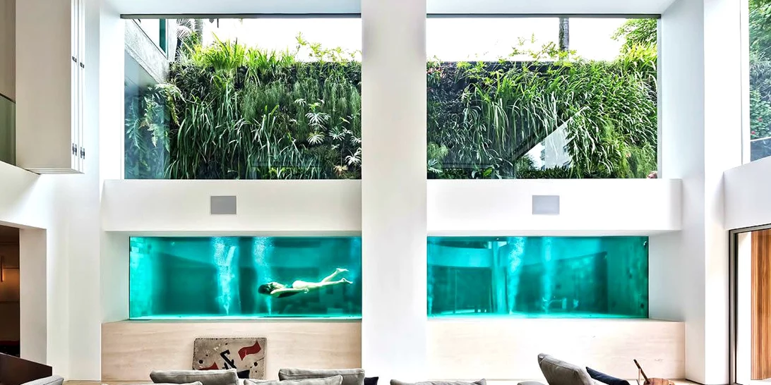 Καλά βλέπεις, αυτό το σπίτι έχει πισίνα στο καθιστικό