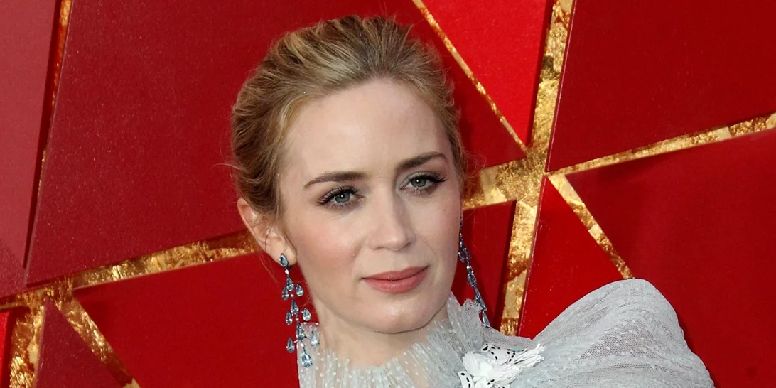 Η beauty editor φοράει το ίδιο κραγιόν με την Emily Blunt! Ποια το φόρεσε καλύτερα;