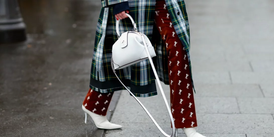 Τα λευκά παπούτσια παραμένουν δυναμικά στη μόδα - και μάλιστα τα φορούσαν σχεδόν όλες στην Εβδομάδα Μόδας!