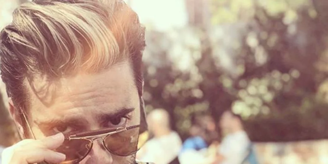 Θοδωρής Μαραντίνης | Ποζάρει ολόγυμνος στον κήπο του σπιτιού του