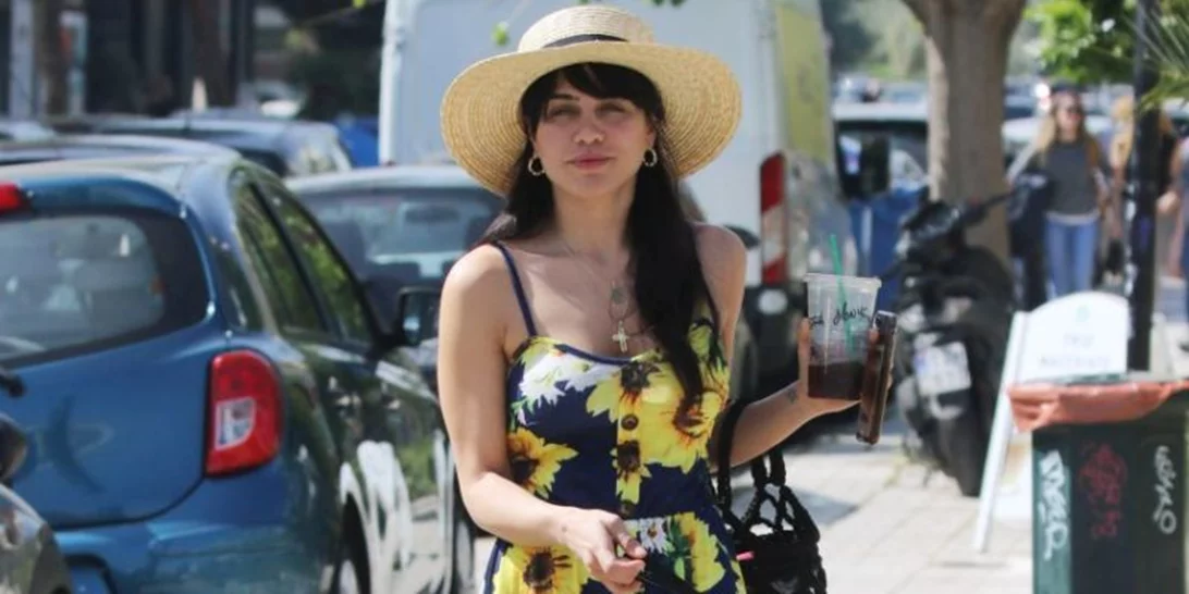 Κόνι Μεταξά | Με floral look στους δρόμους της Γλυφάδας