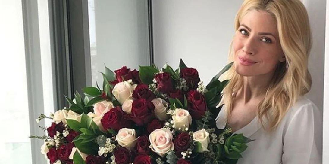 Ευαγγελία Αραβανή | Ποζάρει στο κρεβάτι και χωρίς μακιγιάζ