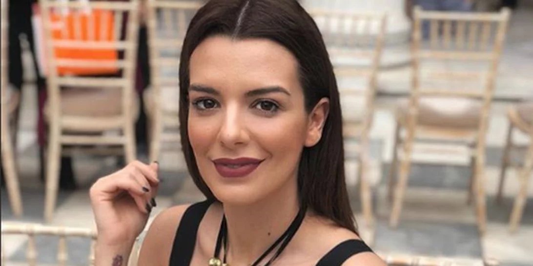 Νικολέττα Ράλλη | Ποζάρει με retro διάθεση και είναι πανέμορφη