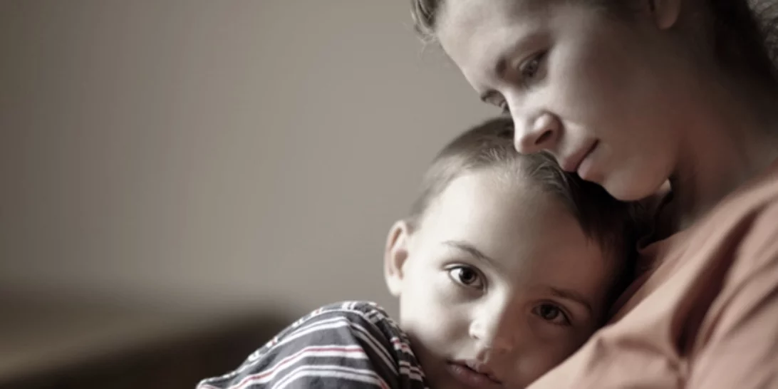 8 καταστάσεις που συνήθως μας προκαλούν θλίψη τις γιορτινές μέρες