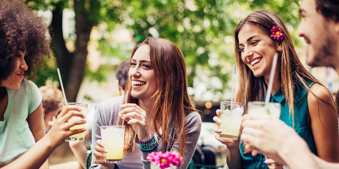 4 δροσερά cocktails για να φτιάξεις την φετινή Άνοιξη