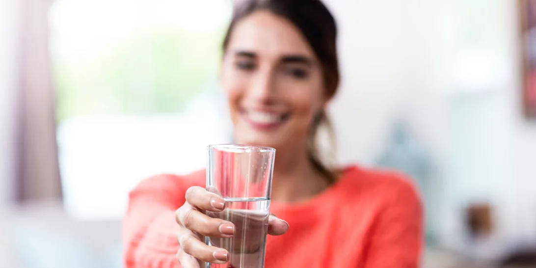 Πόσο νερό πρέπει να πίνεις ημερησίως; Αυτός είναι ο τρόπος να το υπολογίσεις!