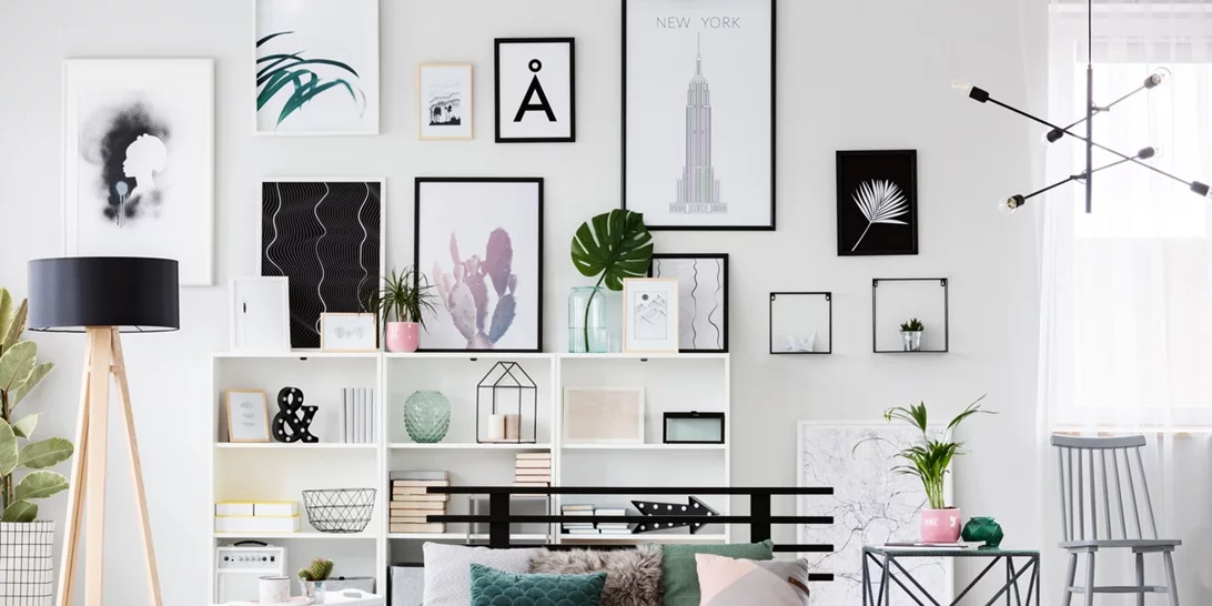 10 ιδέες να φτιάξεις ένα κολάζ από κάδρα και ράφια στο σπίτι σου