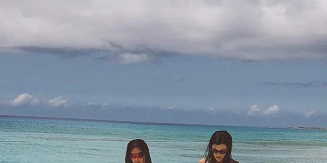 Kourtney & Kim Kardashian | Φωτογραφίζονται με sexy μαγιό στην Καραϊβική