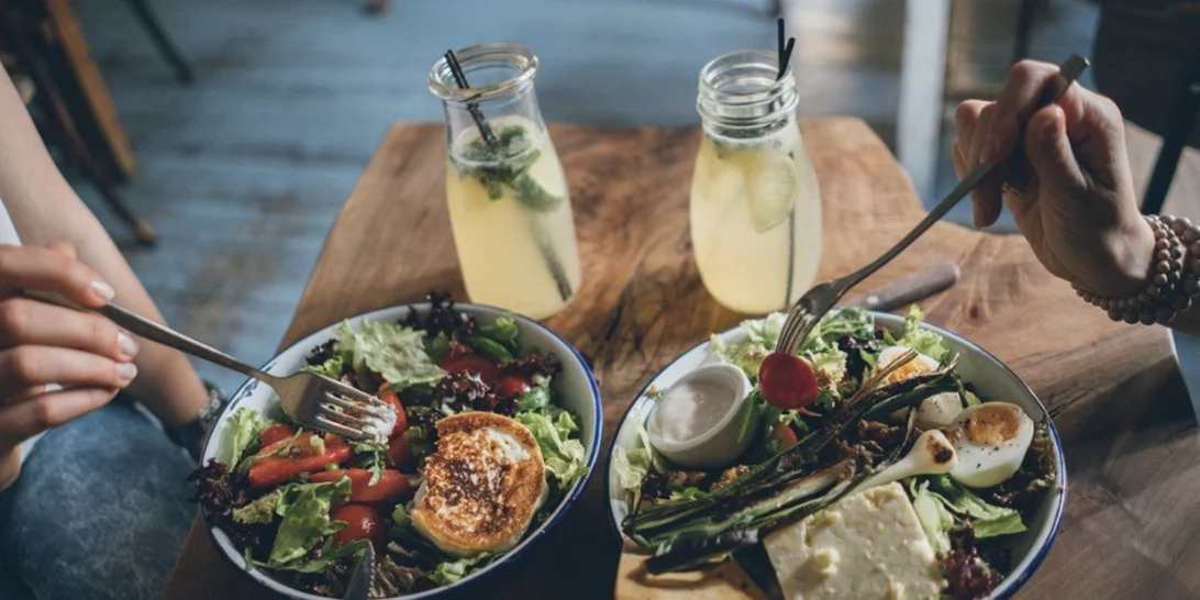 Τι να φάω το μεσημέρι; 10 light γεύματα με λιγότερες από 400 θερμίδες για να μην τρως μόνο κοτόπουλο-σαλάτα