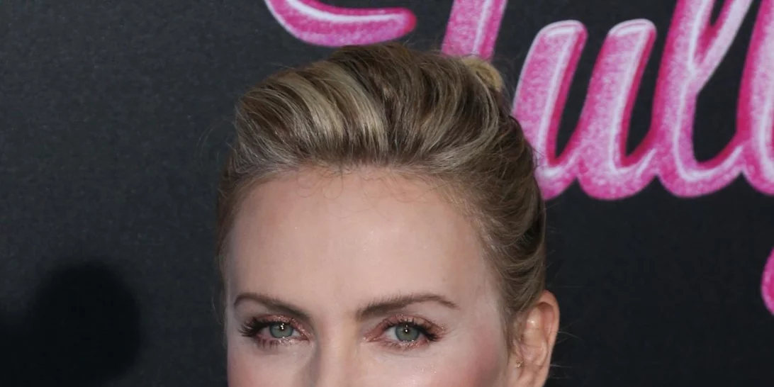 Αυτό το λαμπερό makeup look της Charlize Theron είναι τόσο εύκολο που μπορείς να το αντιγράψεις αμέσως