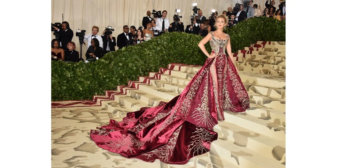 Met 2018: Το φόρεμα της Blake Lively ήταν τόσο μακρύ, που χρειάστηκε λεωφορείο για να φτάσει