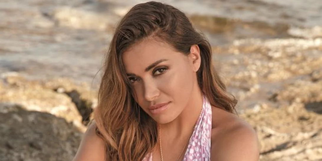 Όλγα Φαρμάκη | Η ιστορία πίσω απο την άσπρη τούφα στα μαλλιά της