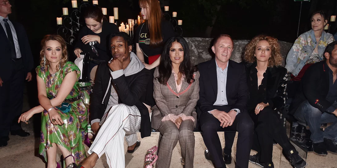 Salma Hayek | Φοράει το κοστούμι όπως δεν το έχεις ξαναδεί στο show Gucci Cruise 2019