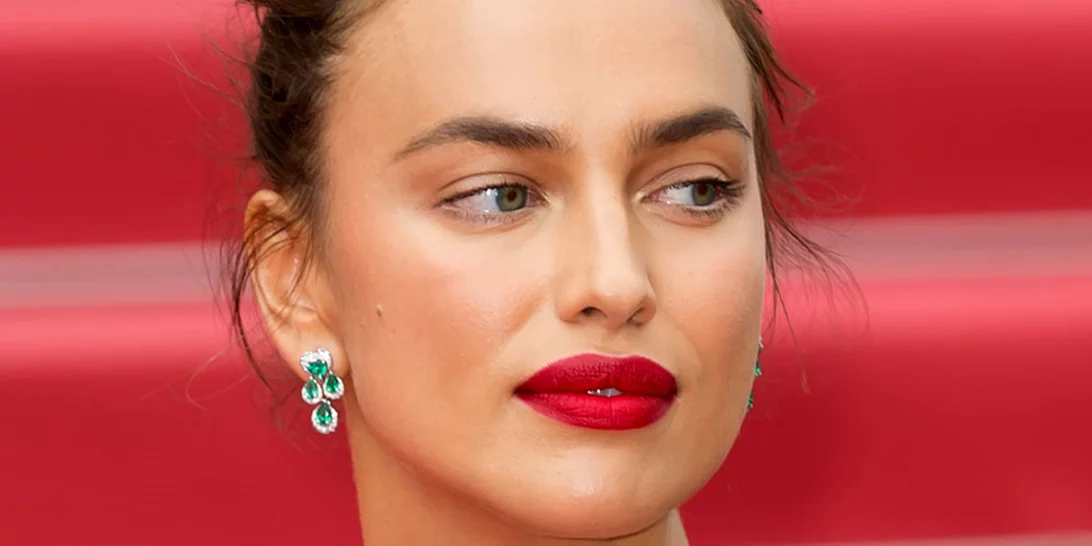 Irina Shayk | To παριζιάνικο look της που μας εξέπληξε ευχάριστα