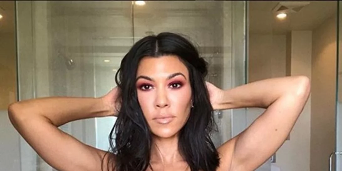 Kourtney Kardashian | Ποζάρει με την Kendall Jenner και τα μαγιό τους!