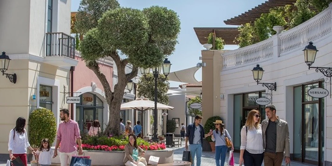 Οι καλοκαιρινές προσφορές ξεκίνησαν στο εκπτωτικό χωριό McArthurGlen