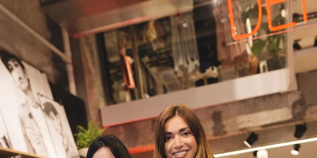 Όλγα Φαρμάκη | Διακοπές με την αδερφή της στη Σαντορίνη