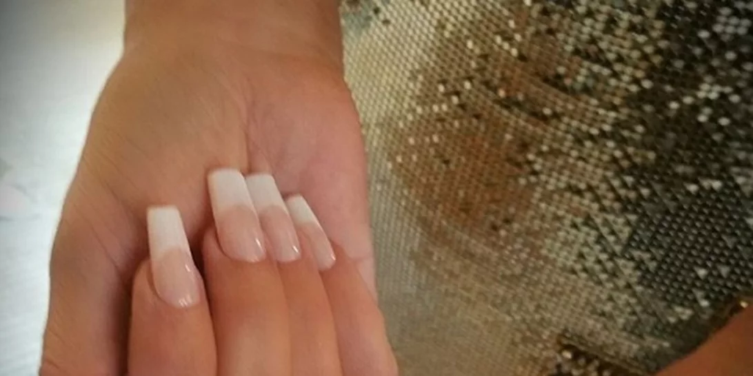 Τι γίνεται; Το γαλλικό μανικιούρ είναι ξανά στη μόδα;