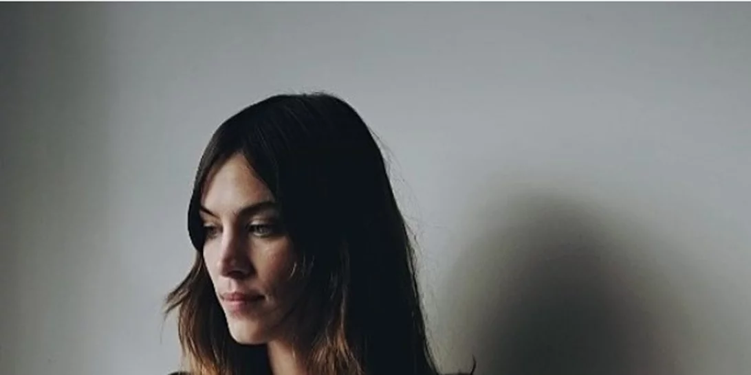 Alexa Chung | Ποια αγαπημένη ρομαντική κομεντί ενέπνευσε το look της στο φετινό Met Gala;