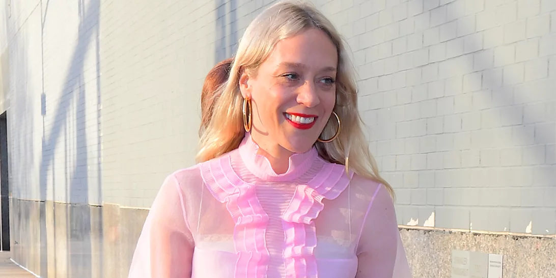 Η Chloë Sevigny φωτογραφήθηκε μέσω Zoom στον 9ο μήνα της εγκυμοσύνης της