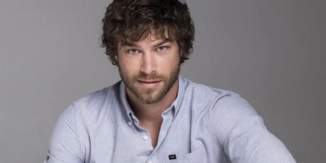 Στέφανος Μιχαήλ | Ο πρωταγωνιστής του «Τατουάζ» πετάει το μπλουζάκι και προκαλεί εγκεφαλικά