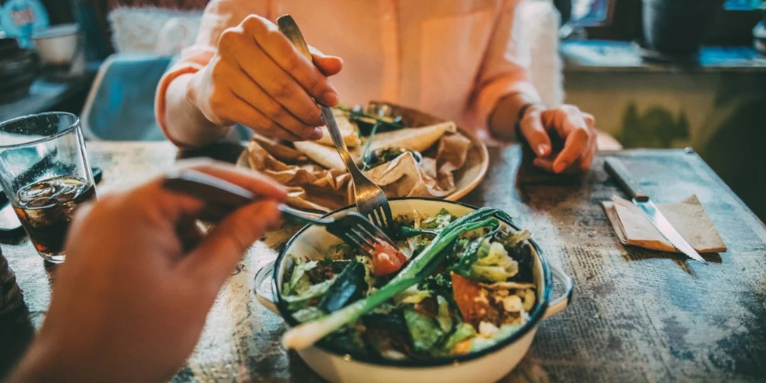 Τι να τρώω όταν βγαίνω έξω; 4 τρόποι να κάνεις υγιεινές επιλογές