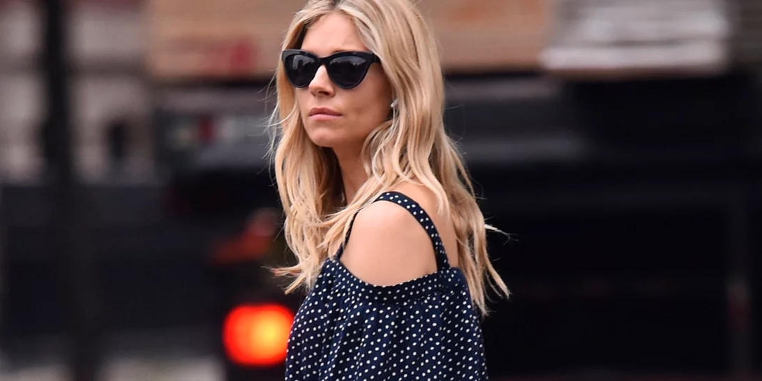 Το little black dress της Sienna Miller είναι ό,τι δεν πρέπει να απουσιάζει από την γκαρνταρόμπα σου