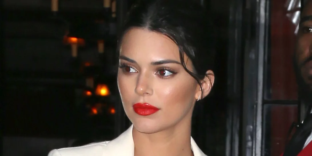 Kendall Jenner | Πιο sexy από ποτέ με λευκό κοστούμι!