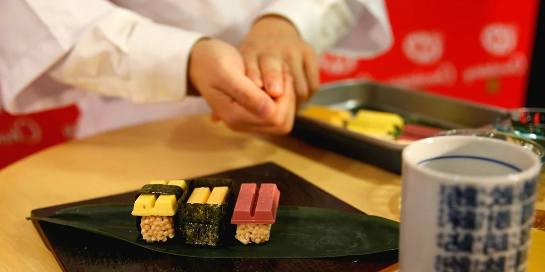 Το Kit Kat σούσι είναι η νέα foodporn τρέλα αλλά δεν είμαστε σίγουροι αν θα το τρώγαμε