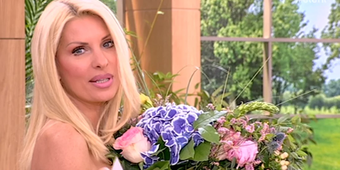 Ελένη Μενεγάκη | Η εντυπωσιακή εμφάνιση και οι ευχές για τη γιορτή της στον αέρα της εκπομπής της!