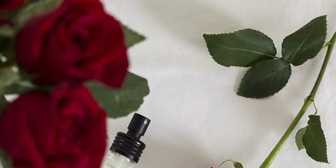 Face Mist: Το προϊόν που δεν πρέπει να απουσιάζει από καμία γυναικεία τσάντα