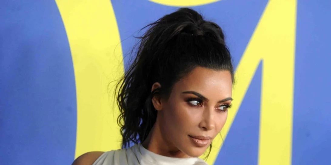 Συγκεντρώσαμε όλα τα (απόλυτα οικονομικά) beauty προϊόντα που μας έχει δείξει στο Instagram η Kim Kardashian και ορκίζεται σε αυτά