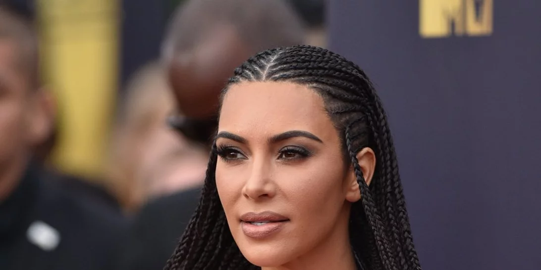 Η Kim Kardashian εξηγεί γιατί έκανε τα μαλλιά της έτσι