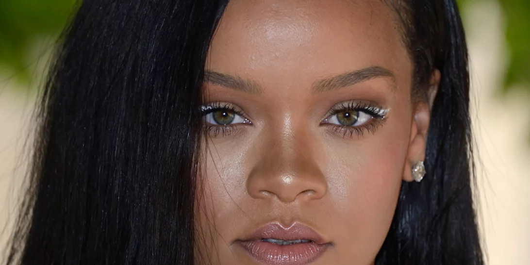 Rihanna | Ποζάρει ως Naughty Santa και ρίχνει το Instagram