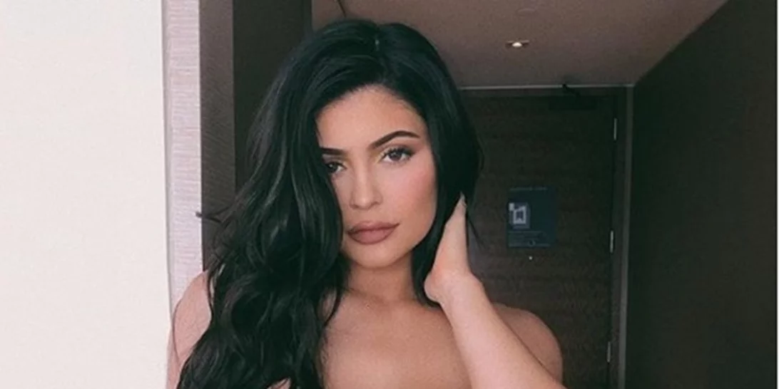 Kylie Jenner | Ποζάρει με ανοιχτή καμπαρντίνα στο Instagram