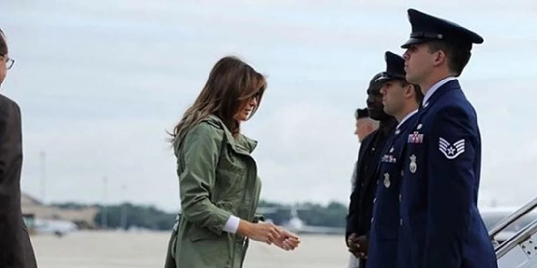 Melania Trump | Κάποιος άλλαξε το σύνθημα στο μπουφάν της