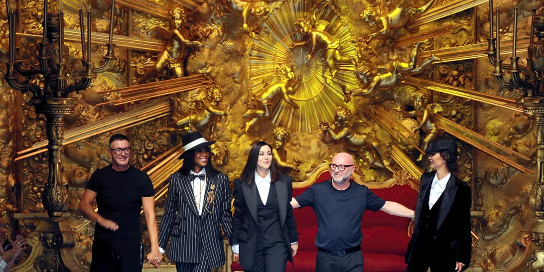 Η Monica Bellucci έκανε μία σπάνια εμφάνιση στο show των Dolce & Gabbana