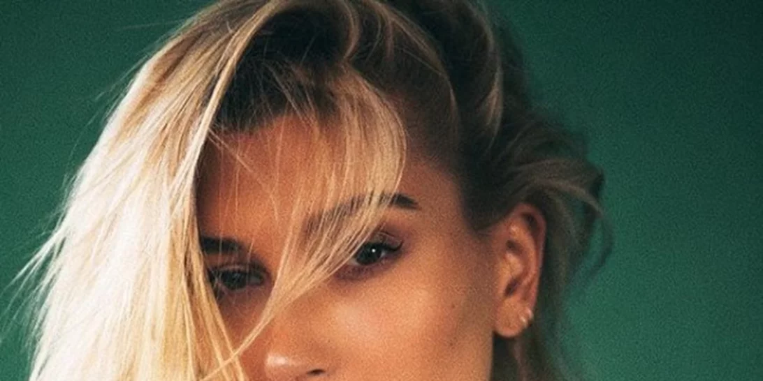 Hailey Baldwin | Έκανε εμφάνιση με φόρεμα Celia Kritharioti Couture!