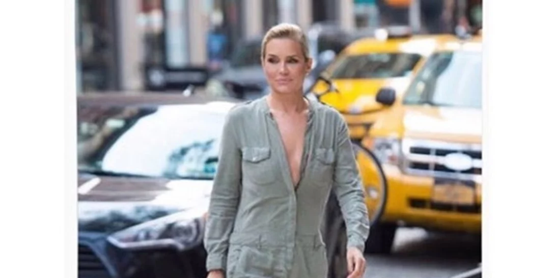 Yoland Hadid | Ποζάρει στα 54 της με αποκαλυπτικό μαγιό