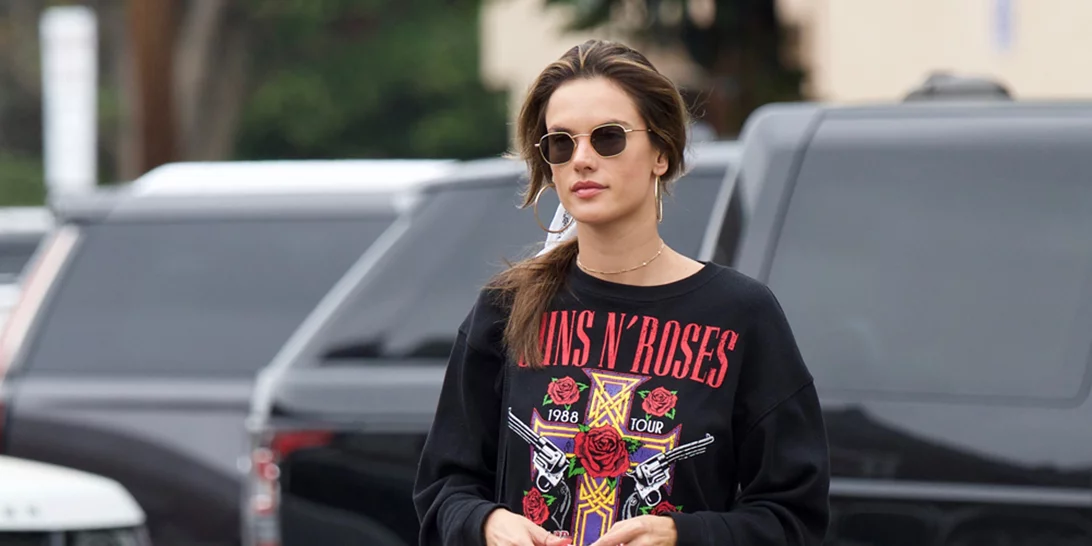 Alessandra Ambrosio | Το casual look της με τζιν σορτς
