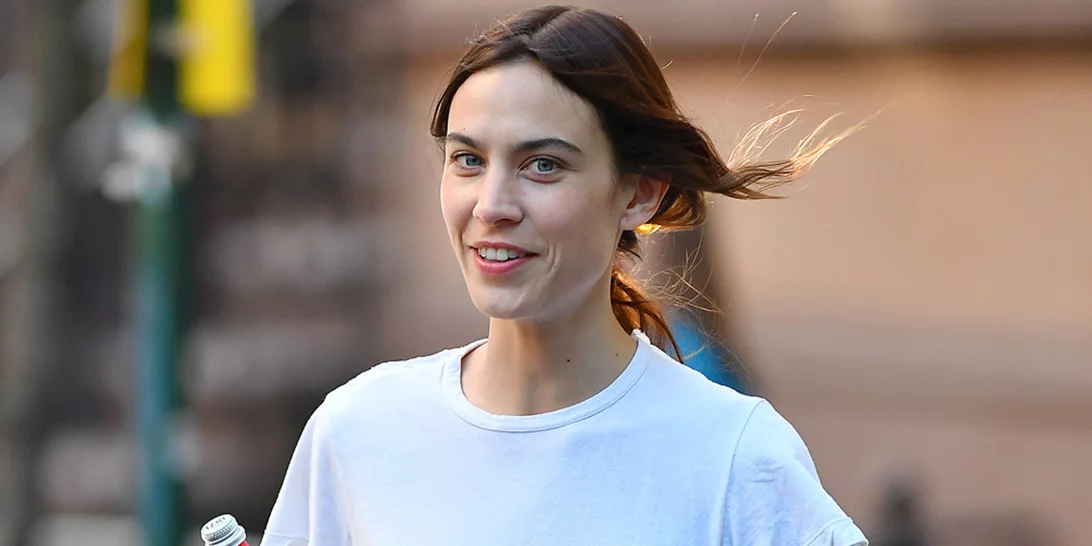 Alexa Chung |  Φόρεσε το πιο κομψό κοτλέ σακάκι που κοστίζει κάτω από 100 ευρώ