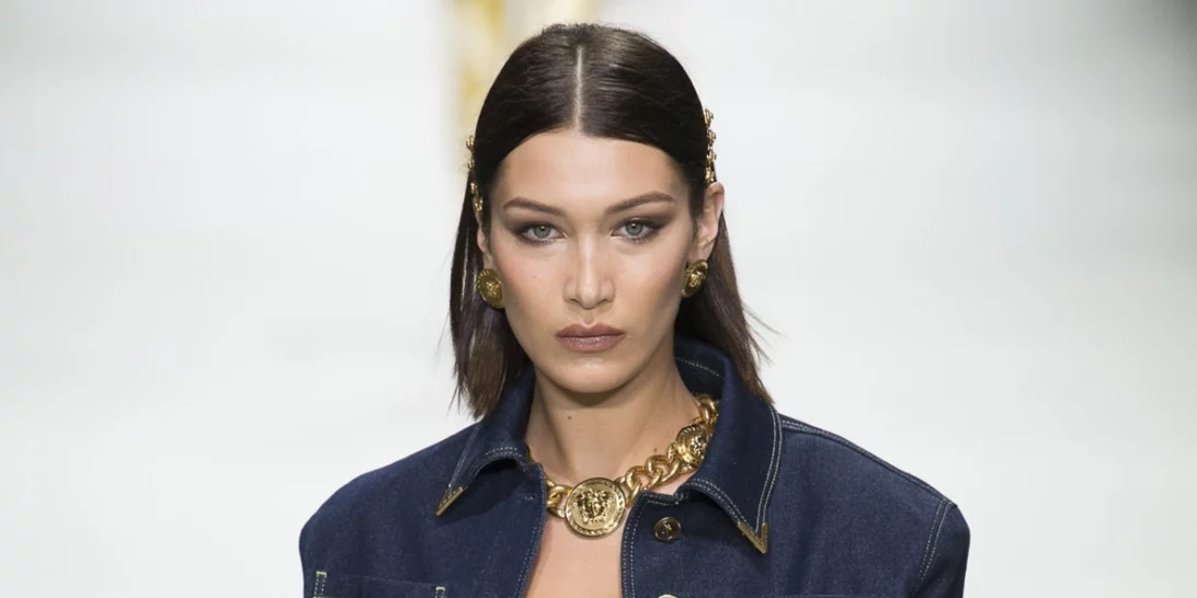 H Bella Hadid έκοψε την ανάσα με το ολόχρυσο φόρεμά της στη Ρώμη
