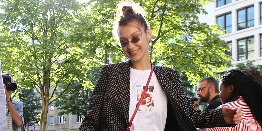 Η Bella Hadid φωτογραφίζεται για την Vogue Mexico μόνο με... άμμο