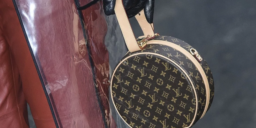 Το πιο iconic print του Louis Vuitton επιστρέφει. Μήπως το έχεις και εσύ στη συλλογή σου;