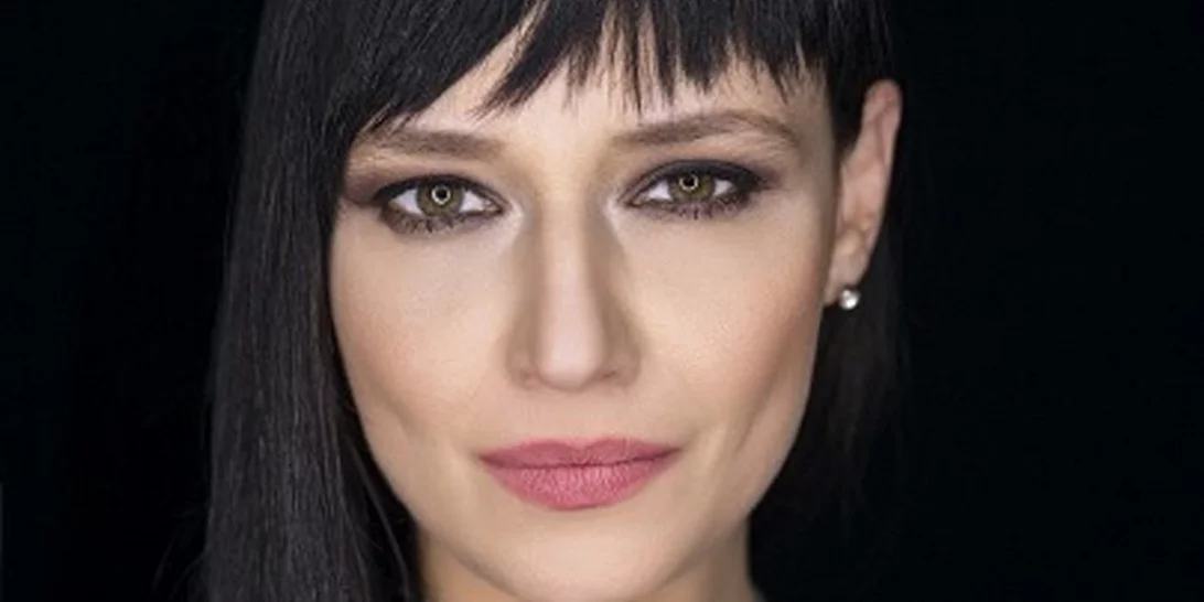 Η Αθηναΐς Νέγκα "αγκαλιάζει" τη λεύκη της | Το outfit που άφησε ακάλυπτα τα σημάδια στο σώμα της