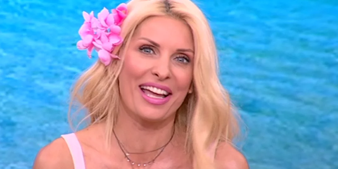 Ελένη Μενεγάκη | Φωτογραφίζει τις κόρες της στην Άνδρο!