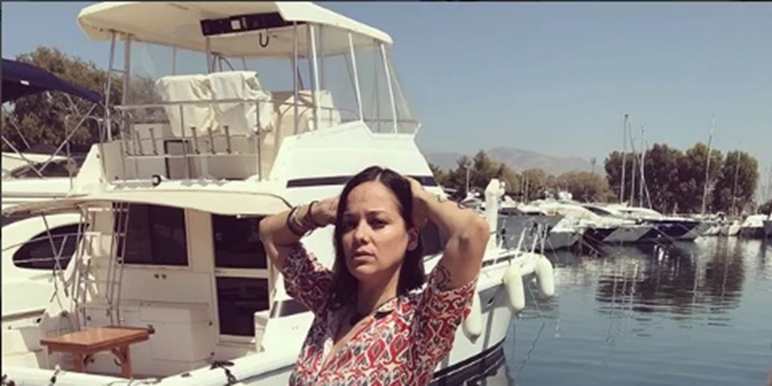 Κατερίνα Τσάβαλου | Θηλάζει την κόρη της σε παραλία της Λευκάδας