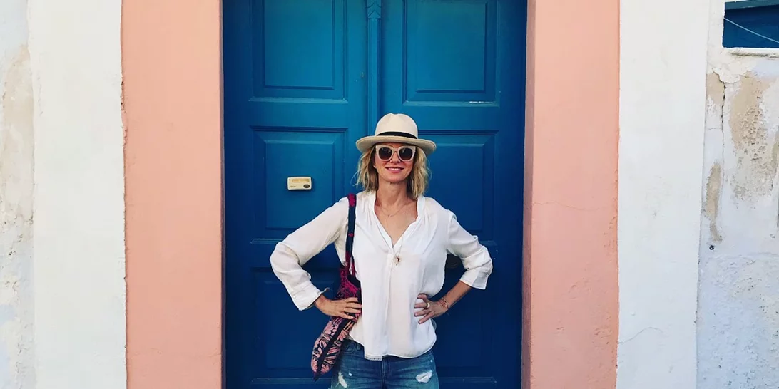 Η Naomi Watts κάνει διακοπές στην πανέμορφη Σαντορίνη