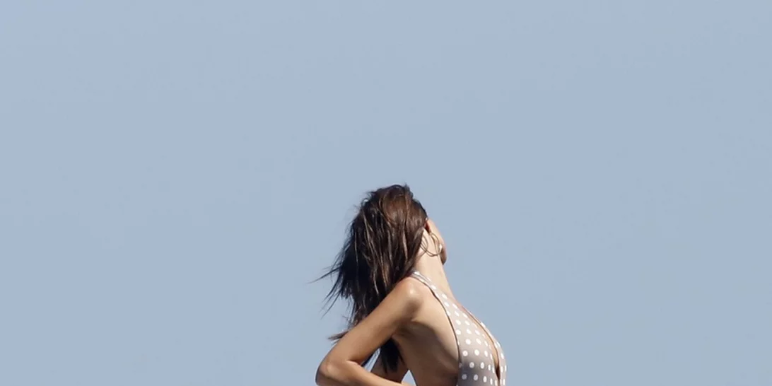 Emily Ratajkowski: Έτσι βγάζει τις σέξι πόζες της επάνω στο σκάφος!